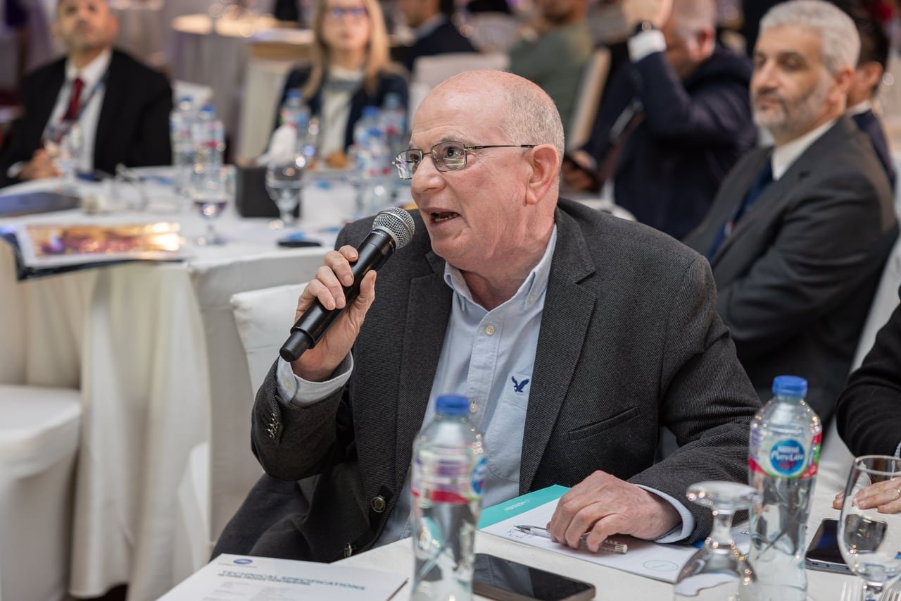 A guest asking a question from the floor.