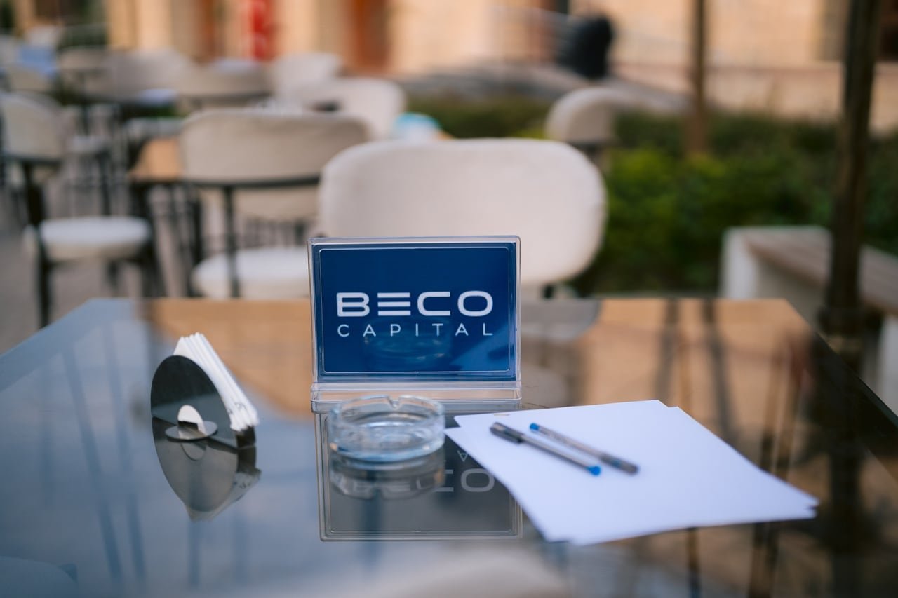 An investor’s name sign on a meeting table.