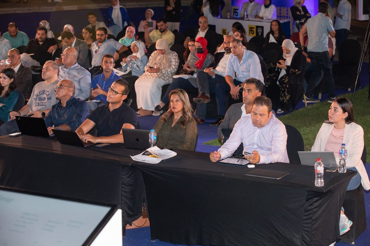 لجنة التحكيم أمام حواسيبها في الصف الأول.