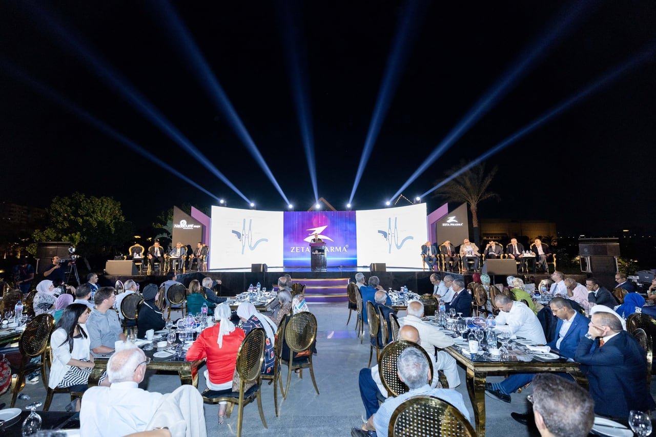 Light beams over the lakeside stage and gala tables at Nexicure Oscar Night.