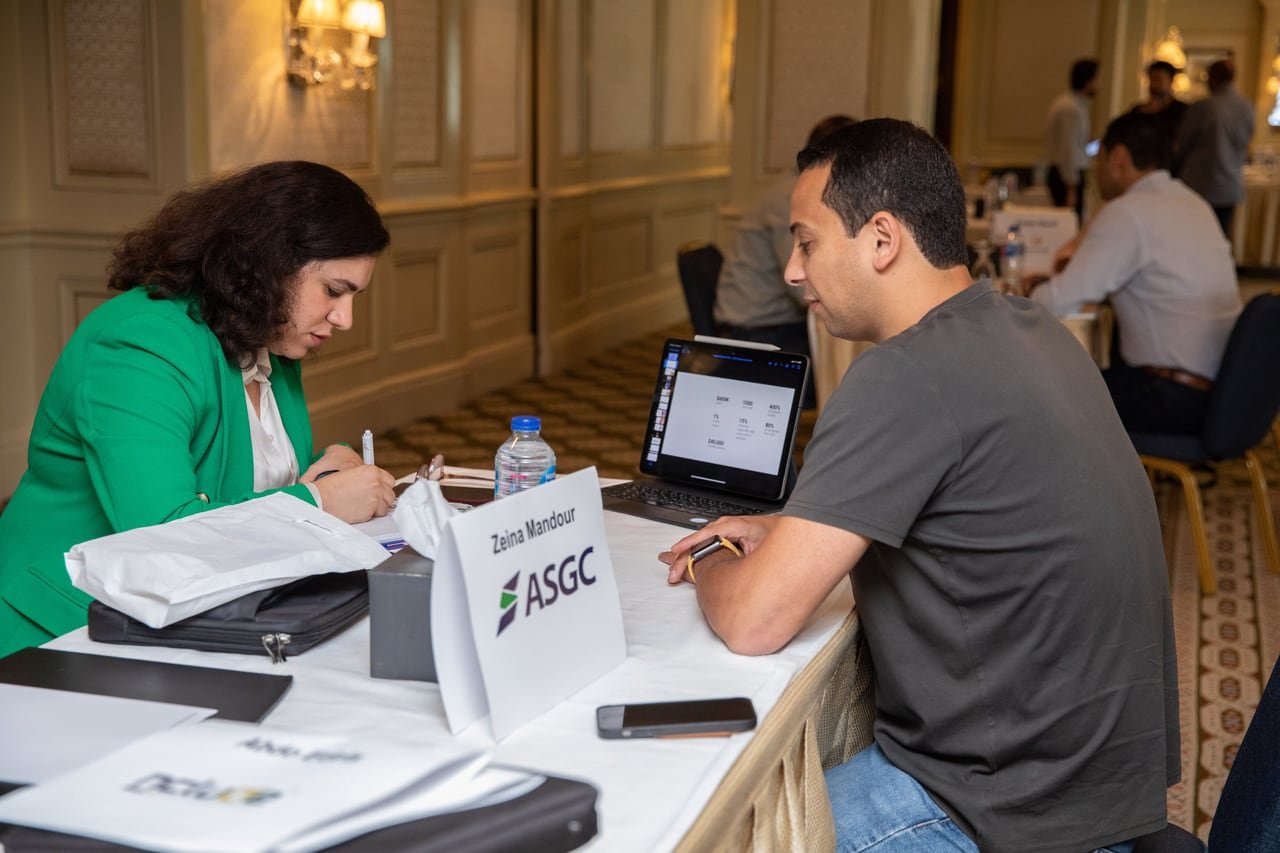 مستثمرة تدوّن ملاحظاتها أثناء عرض أحد المؤسسين.
