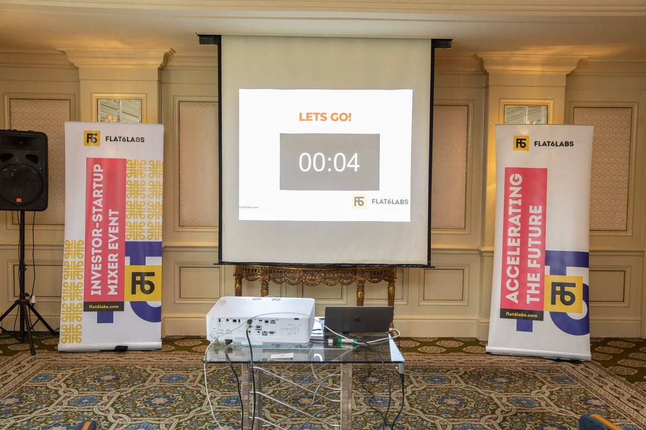 شاشة العدّ التنازلي بين لافتتي Flat6Labs.