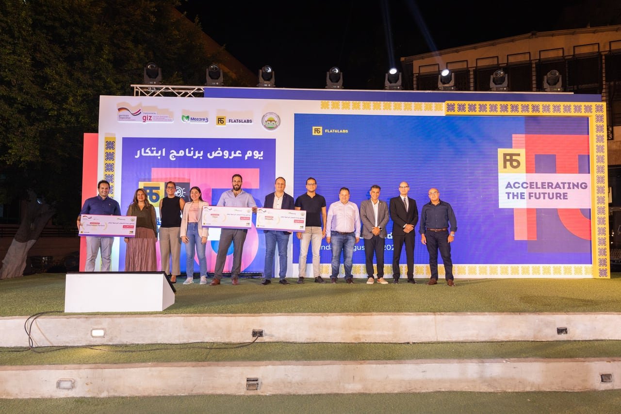 الفائزون والشركاء على المسرح ومعهم شيكات الجوائز.