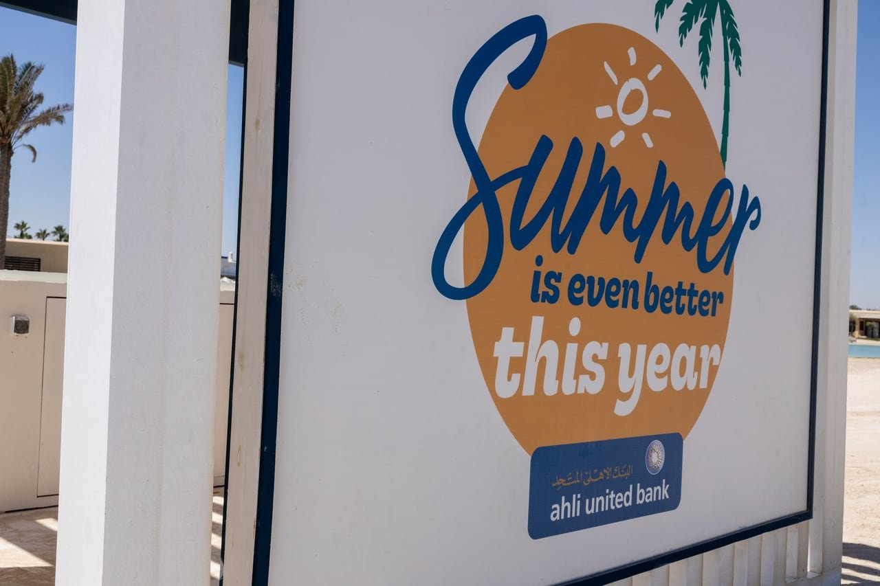 لافتة «Summer is even better this year» على جانب كابينة.