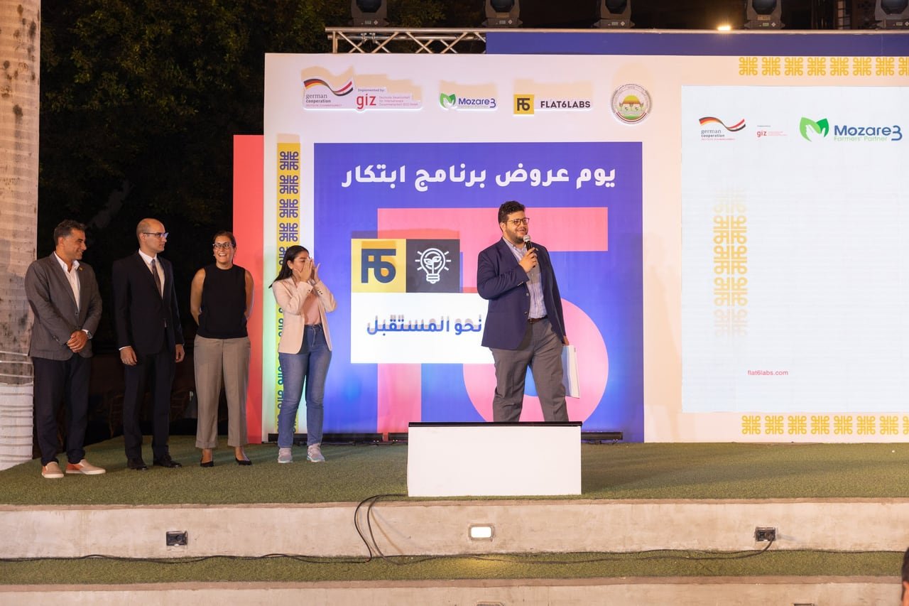 إعلان الفائزين على المسرح.