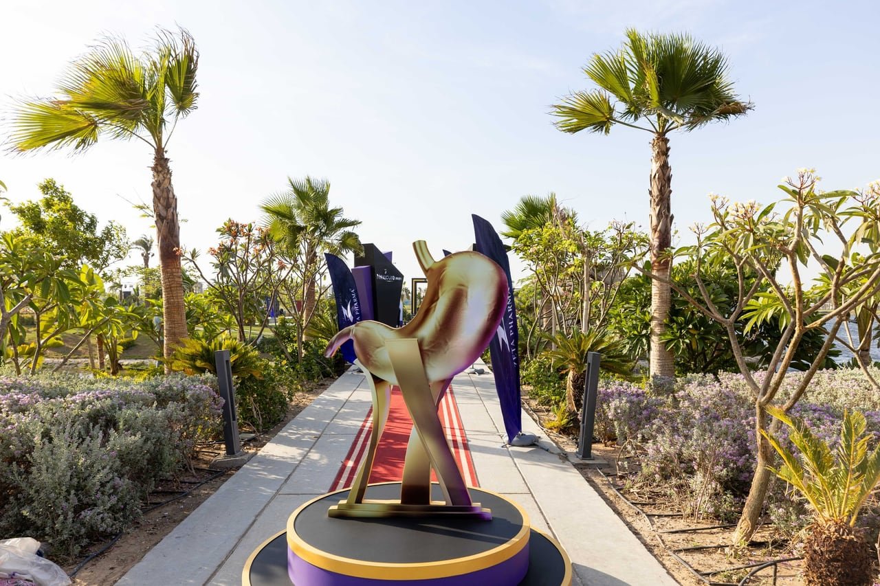 A giant Oscar statue on a plinth in the hotel garden.