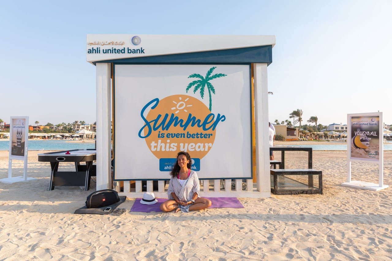كابينة البنك الأهلي المتحد على الرمال بشعار «Summer is even better this year».