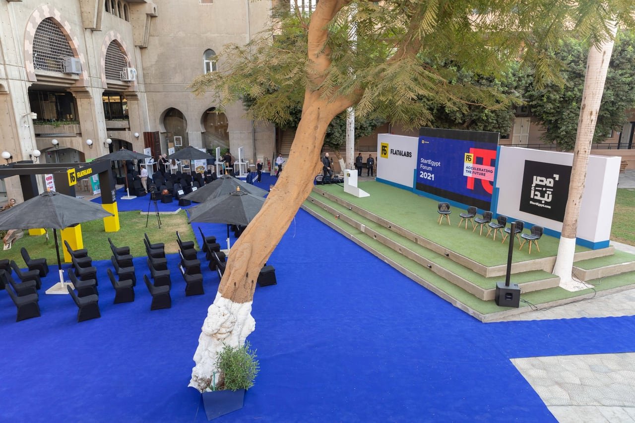 The blue carpet running through the courtyard to the steps and the stage.