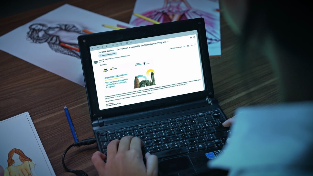 لقطة قريبة ليدين تكتبان على حاسوب.