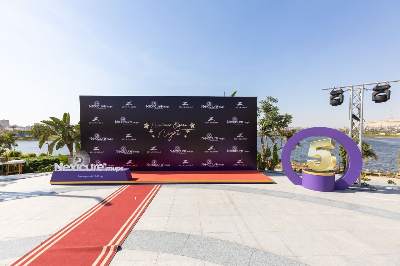 The photo wall, red carpet and "5" installation ready in the afternoon.