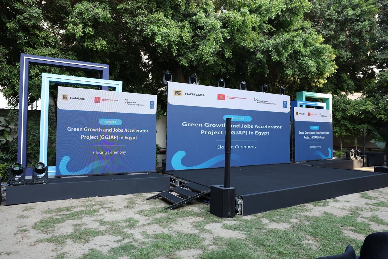 The garden stage and screens set up in daylight, before guests arrived.