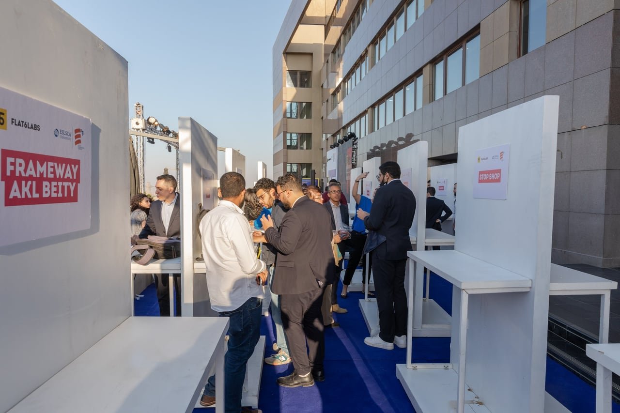 Guests at the startup stands on the blue carpet.