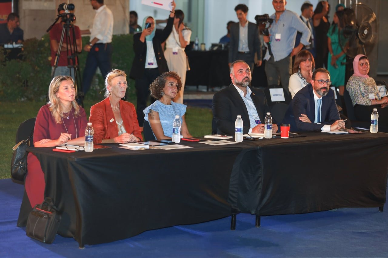 The jury in the front row following the pitches.