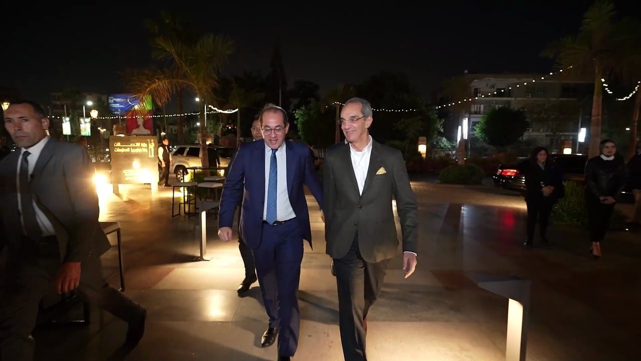 ضيوف يدخلون إلى المكان ليلًا.